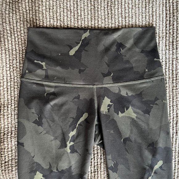 Lululemon Green Palm Camo Wunder Under Crop - Picture 5 of 8